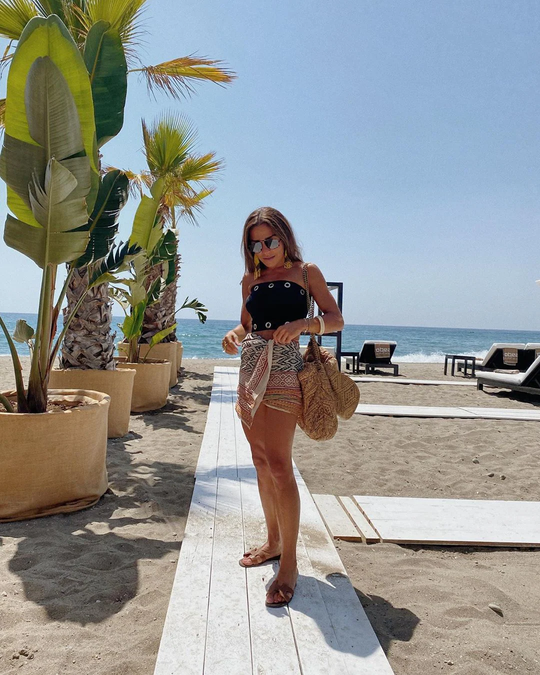 Agosto es el mes de las vacaciones por excelencia. Llegan esas más que merecidas semanas de relax y toca decidir qué llevar en la maleta. Por eso, nos hemos fijado en los looks que algunas famosas e 'influencers' han estado compartiendo durante estas semanas desde sus destinos vacacionales. Todos ellos estilismos cómodos, fresquitos y, sobre todo, estilosos con los que tú también podrás inspirarte y sacar las mejores ideas para protagonices un verano de moda. Diferentes prendas y combinaciones con las que triunfarás sí o sí. ¡Toma nota!