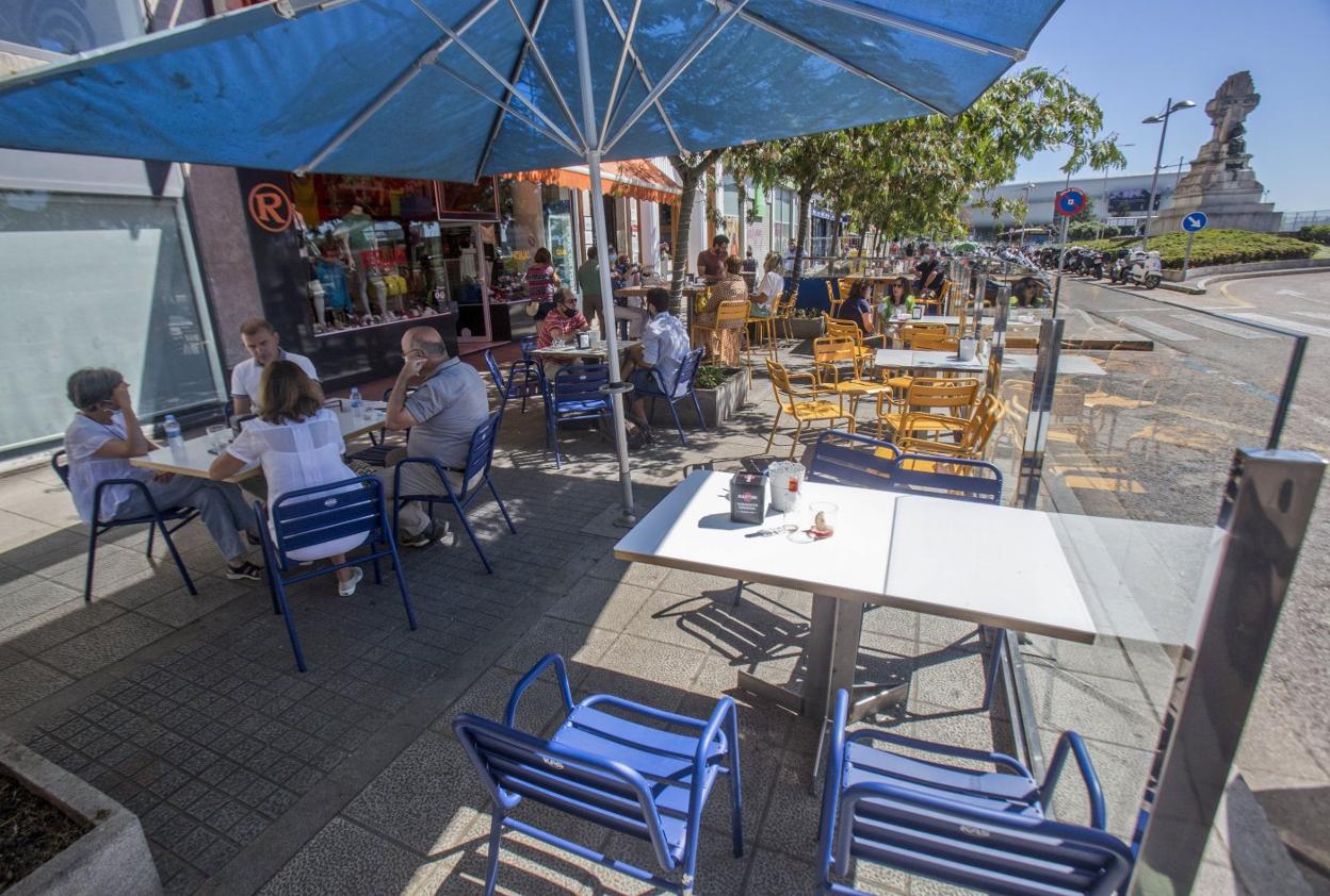 La terraza del Bar Cos&Cos, en la calle Calderón de la Barca de Santander, ayer por la mañana con varias mesas libres. 