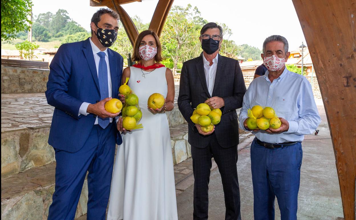 La consejera de Presidencia, Paula Fernández (en representación de Protección Civil), y el director de Textil Santanderina, Juan Parés, fueron nombrados Limoneros Solidarios 2020. En la imagen, los galardonados flanqueados por el alcalde de Alfoz, Enrique Bretones, y el presidente de Cantabria, Miguel Ángel Revilla.