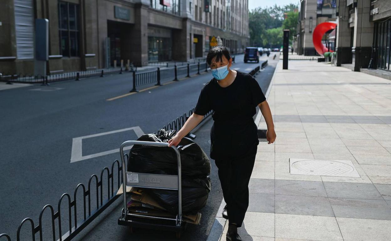 El distrito empresarial de Pekín se encuentra prácticamente desierto por la pandemia.