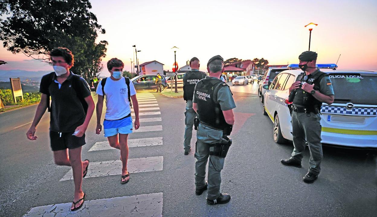 Agentes de la Unidad de Seguridad Ciudadana, durante su participación en el despliegue realizado en la tarde del jueves en Gerra. 