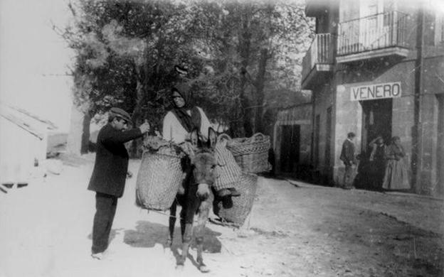 Una escena cotidiana en el 'fielato' que hubo en Cuatro Caminos (Santander).