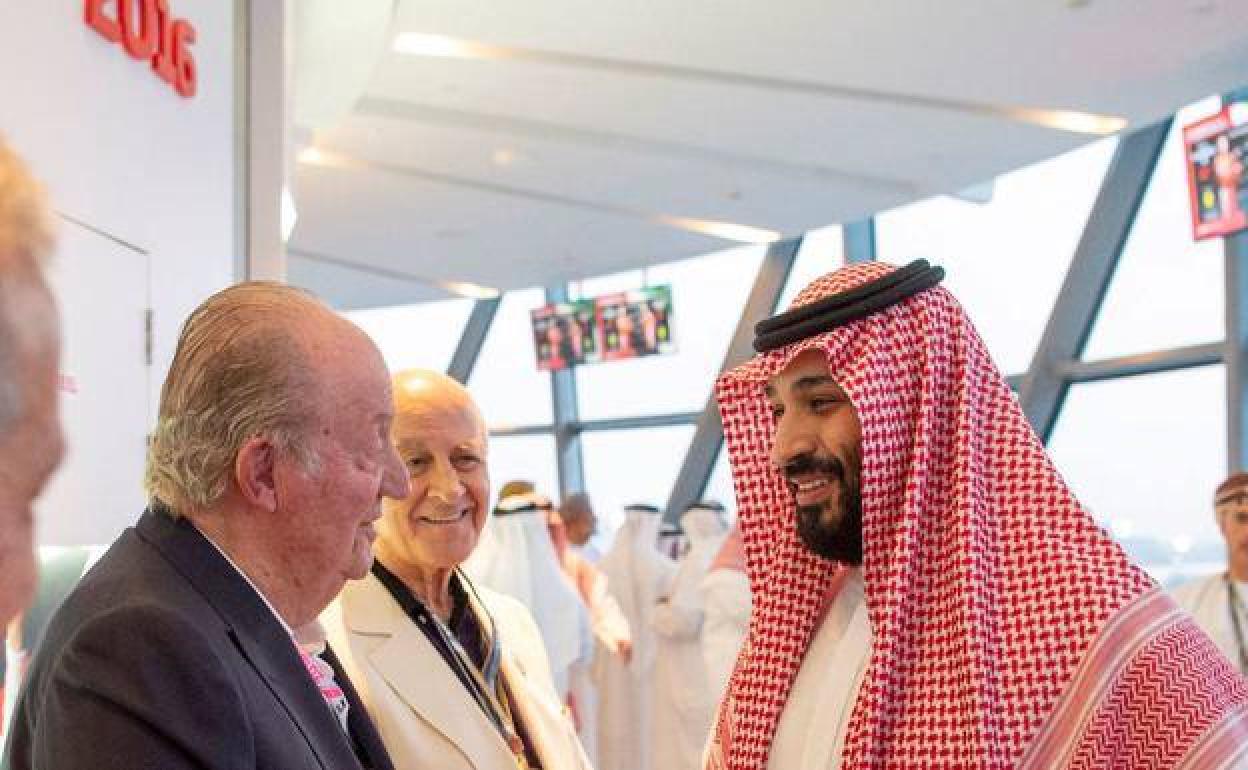 Juan Carlos saluda a Mohammed bin Zayed Al Nahyan, Príncipe Heredero del Emirato. Imagen de archivo.