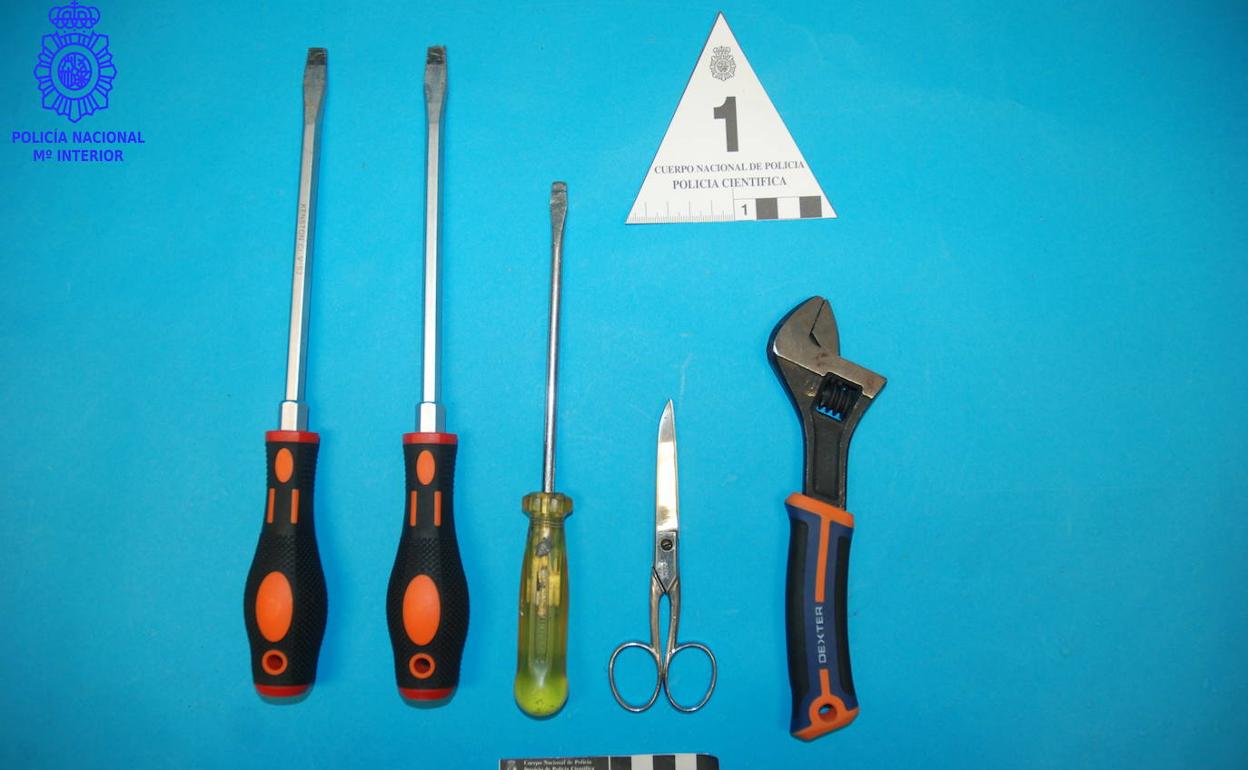 Útiles intervenidos a las mujeres.