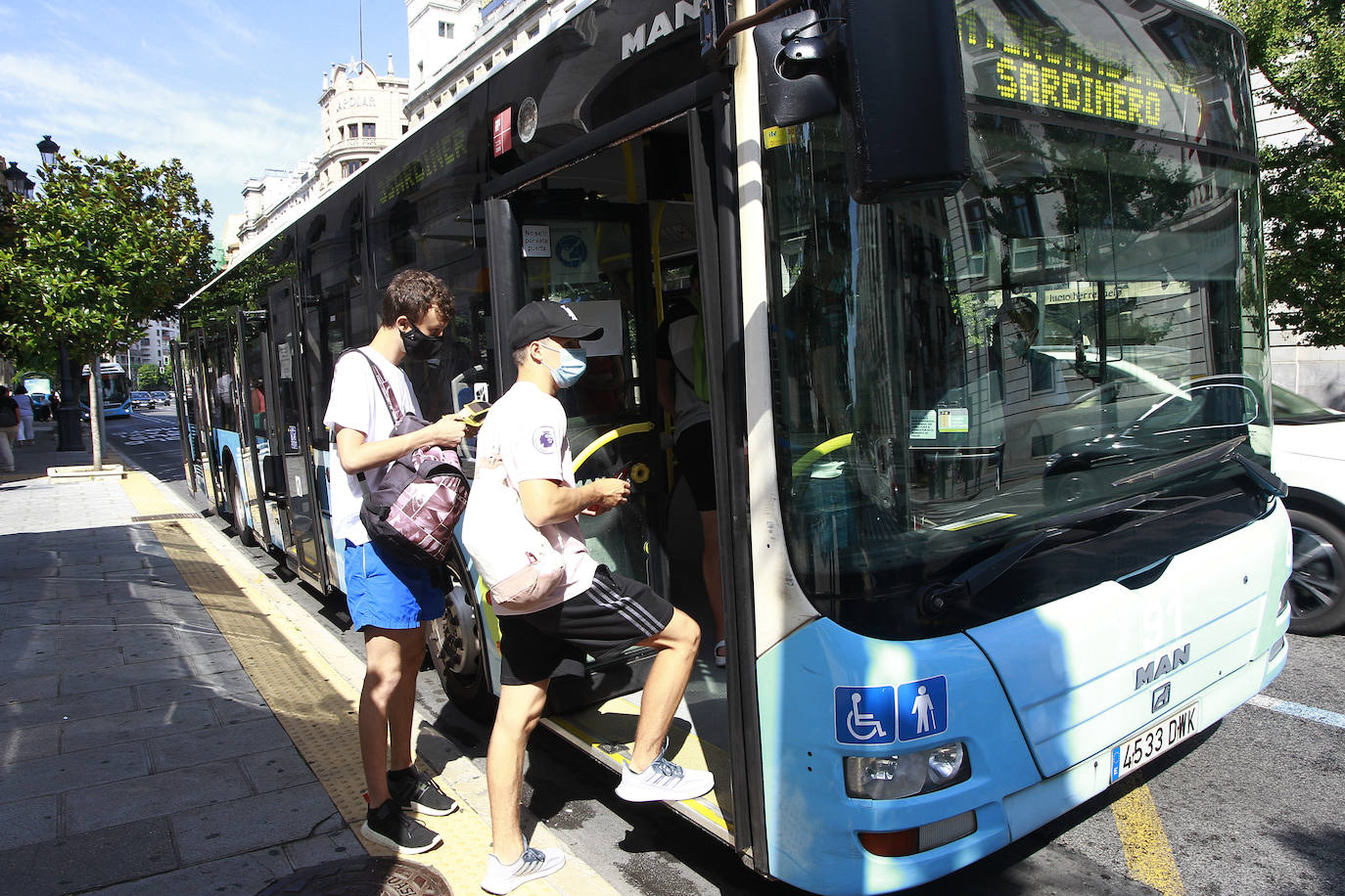 Fotos: Sin colas ni aglomeraciones para ir a las playas de Santander en autobús