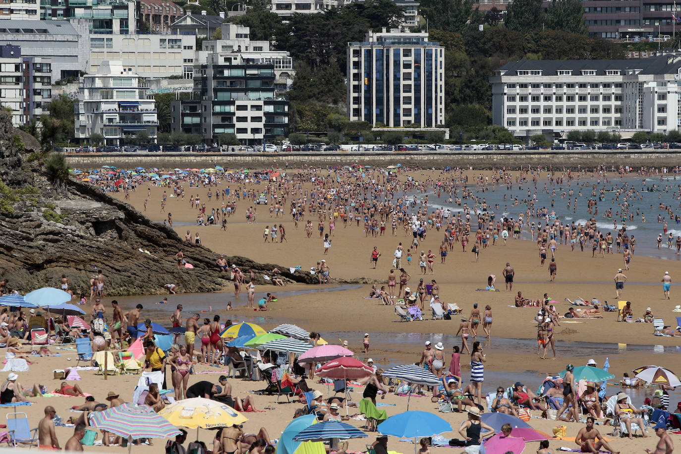 Fotos: Sin colas ni aglomeraciones para ir a las playas de Santander en autobús