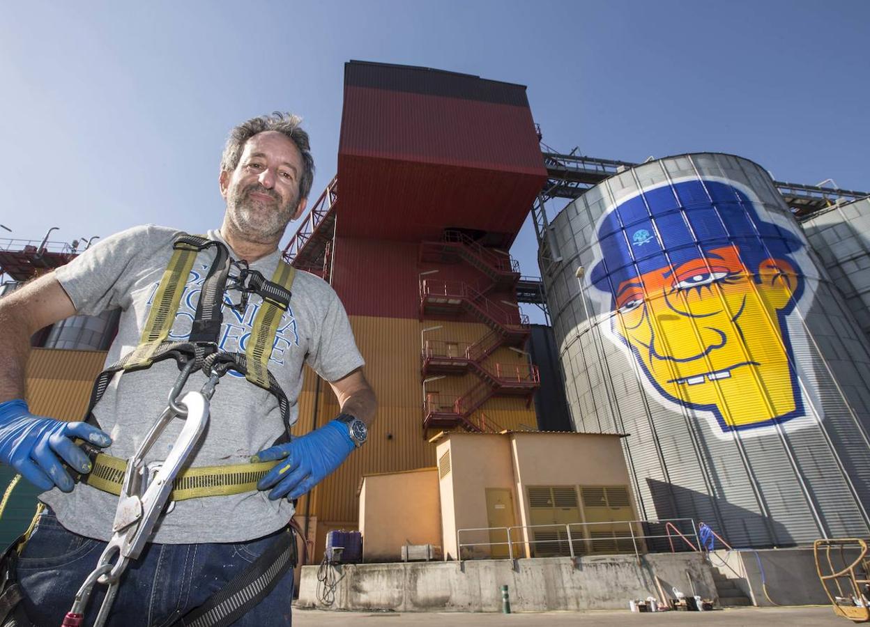 Antonio Gómez Bueno, ante su obra en el silo de Tasa Terminal de Agroalimentarios. 