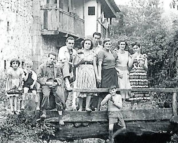 Vecinos de Esles en el antiguo puente del Barrio La Fuente, una instantánea datada a mediados del siglo pasado.