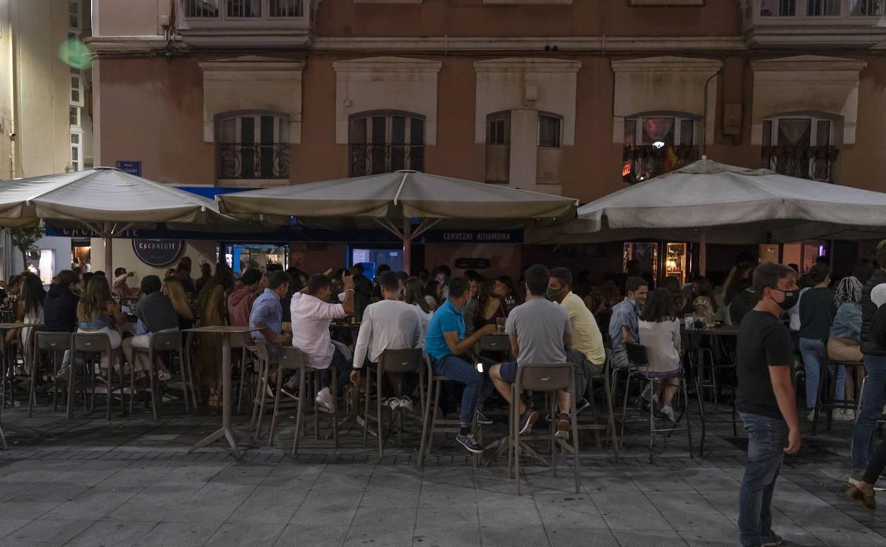 Fachada a oscuras, anoche en Cañadío, durante el apagón del sector.