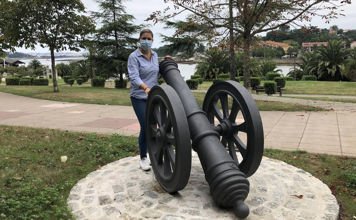 La concejala Cristina Laza junto al cañón restaurado.