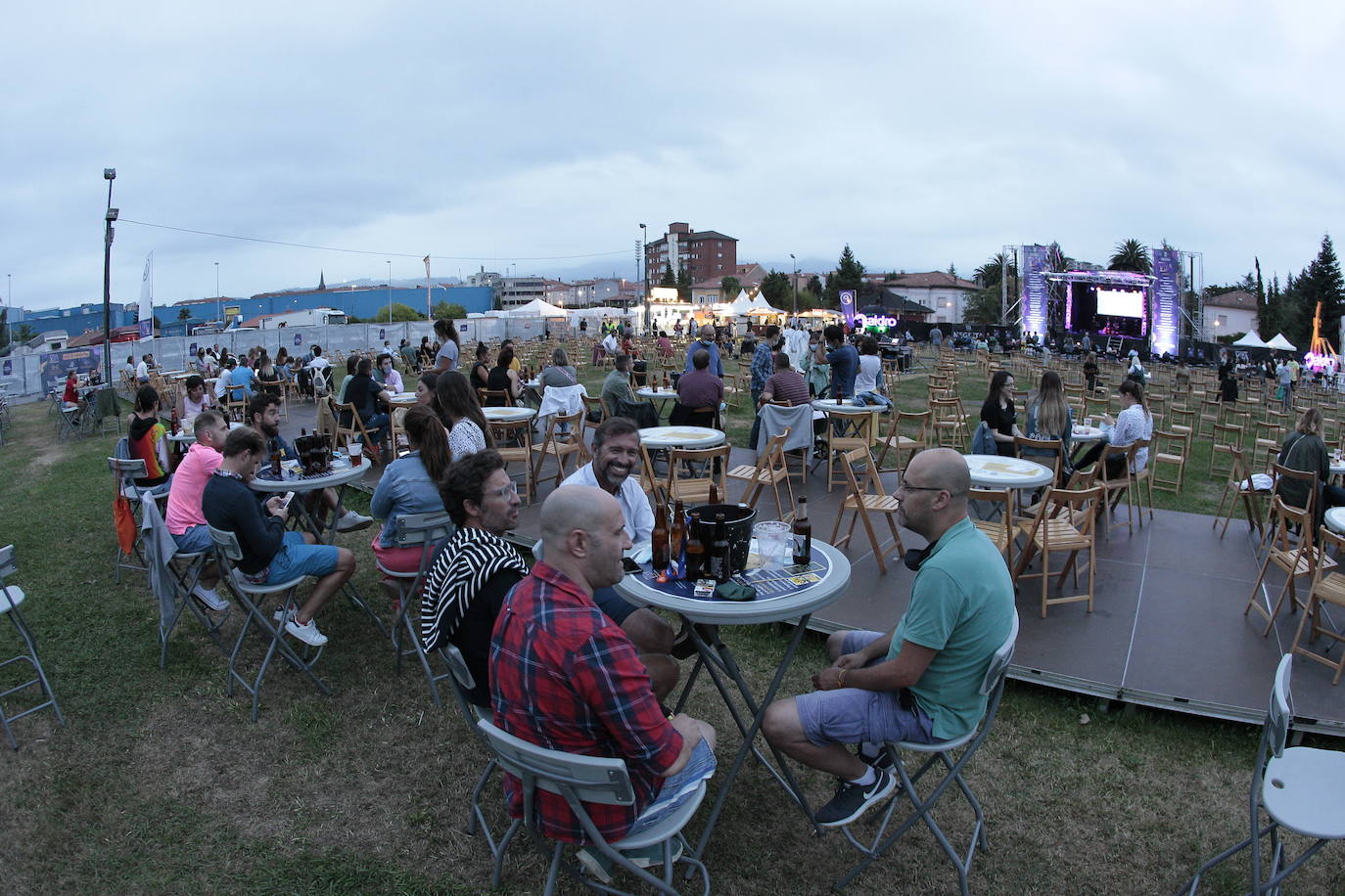 Fotos: Una noche en el sofá de La Habitación Roja en Torrelavega