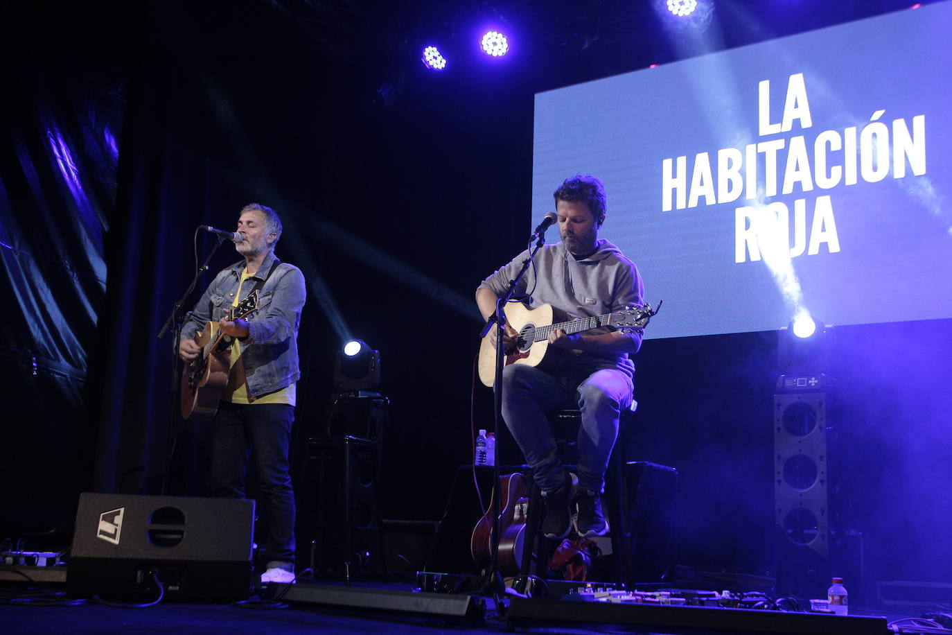 Fotos: Una noche en el sofá de La Habitación Roja en Torrelavega