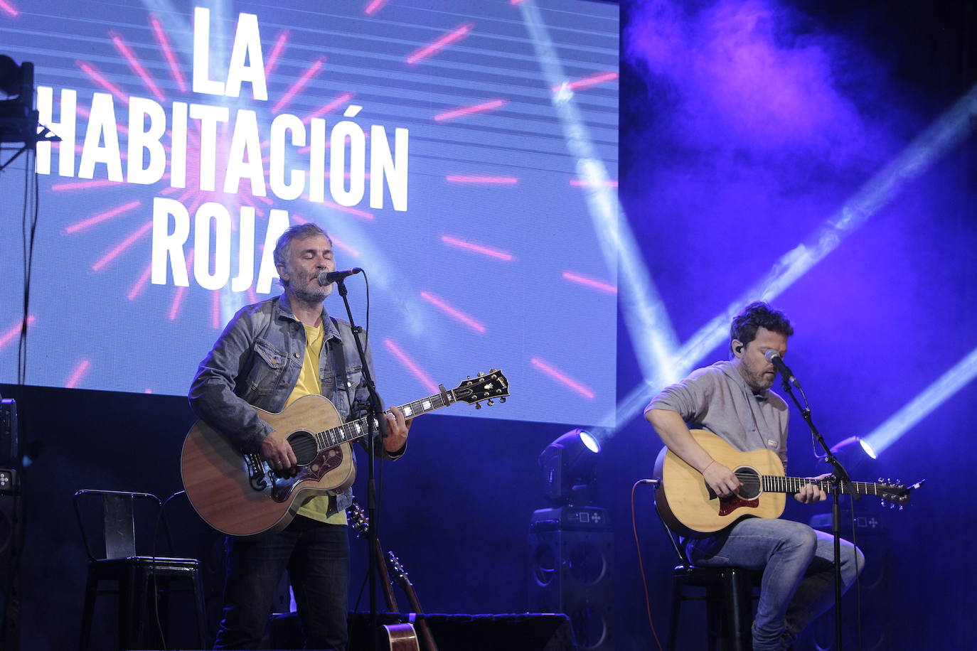 Fotos: Una noche en el sofá de La Habitación Roja en Torrelavega