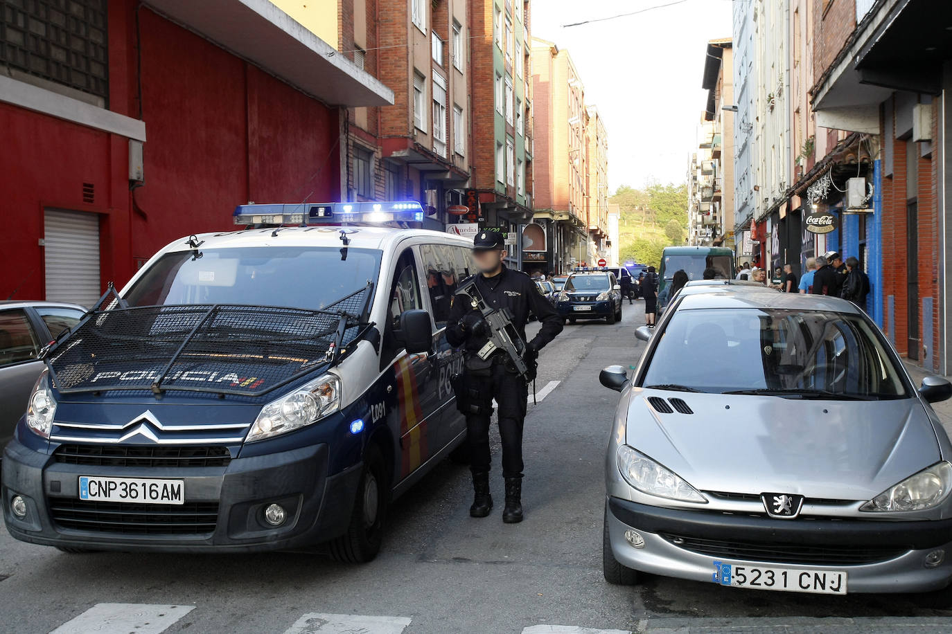Imágenes de intervenciones policiales en el barrio de La Inmobiliaria (Torrelavega). 