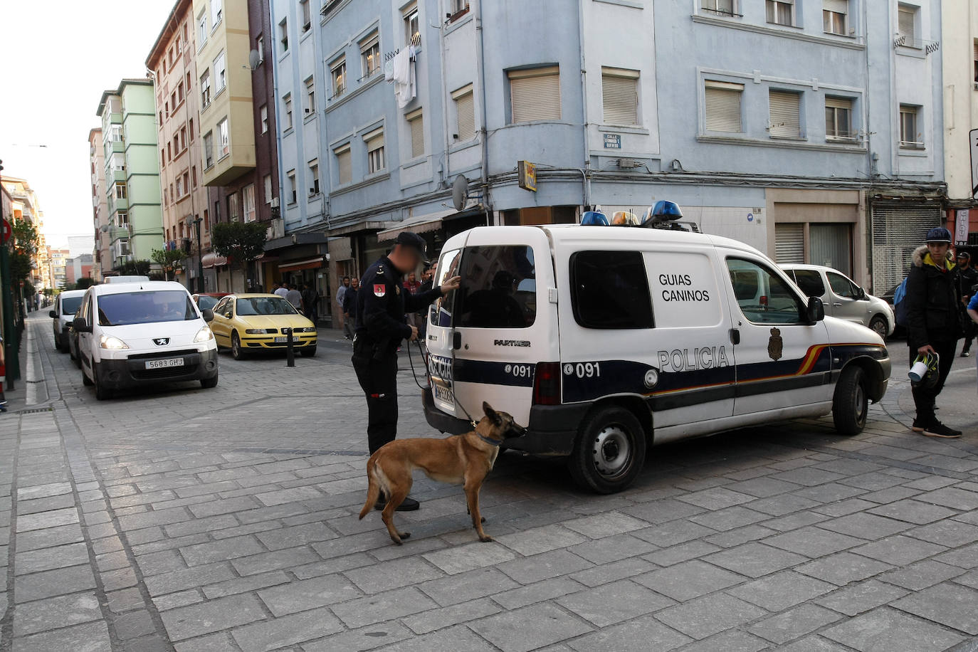 Imágenes de intervenciones policiales en el barrio de La Inmobiliaria (Torrelavega). 