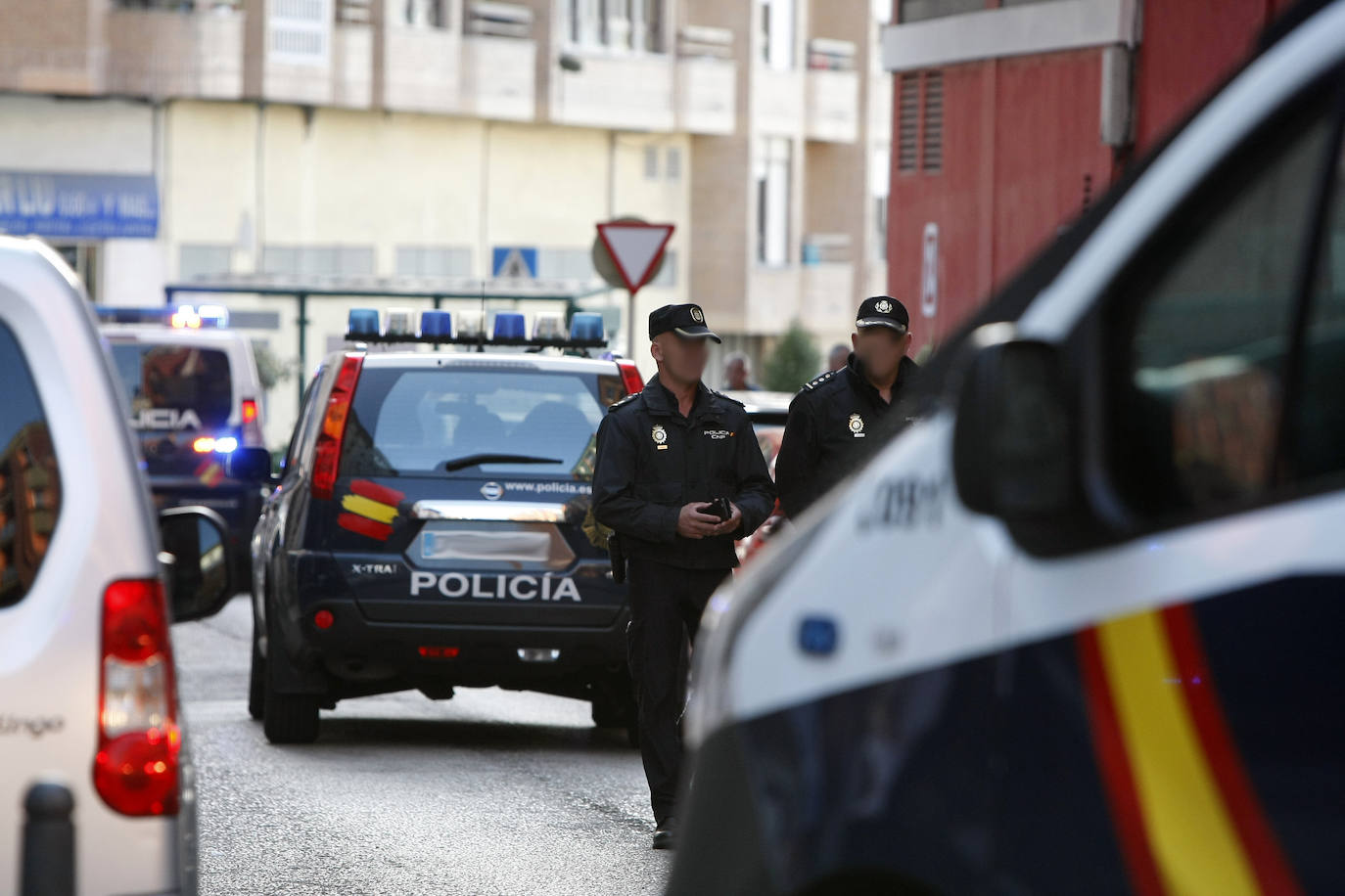 Imágenes de intervenciones policiales en el barrio de La Inmobiliaria (Torrelavega). 