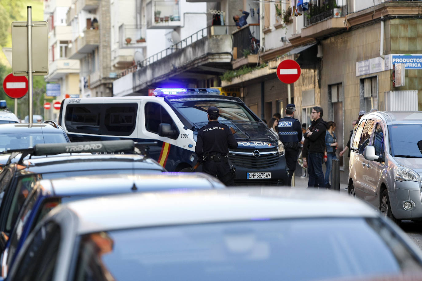 Imágenes de intervenciones policiales en el barrio de La Inmobiliaria (Torrelavega). 