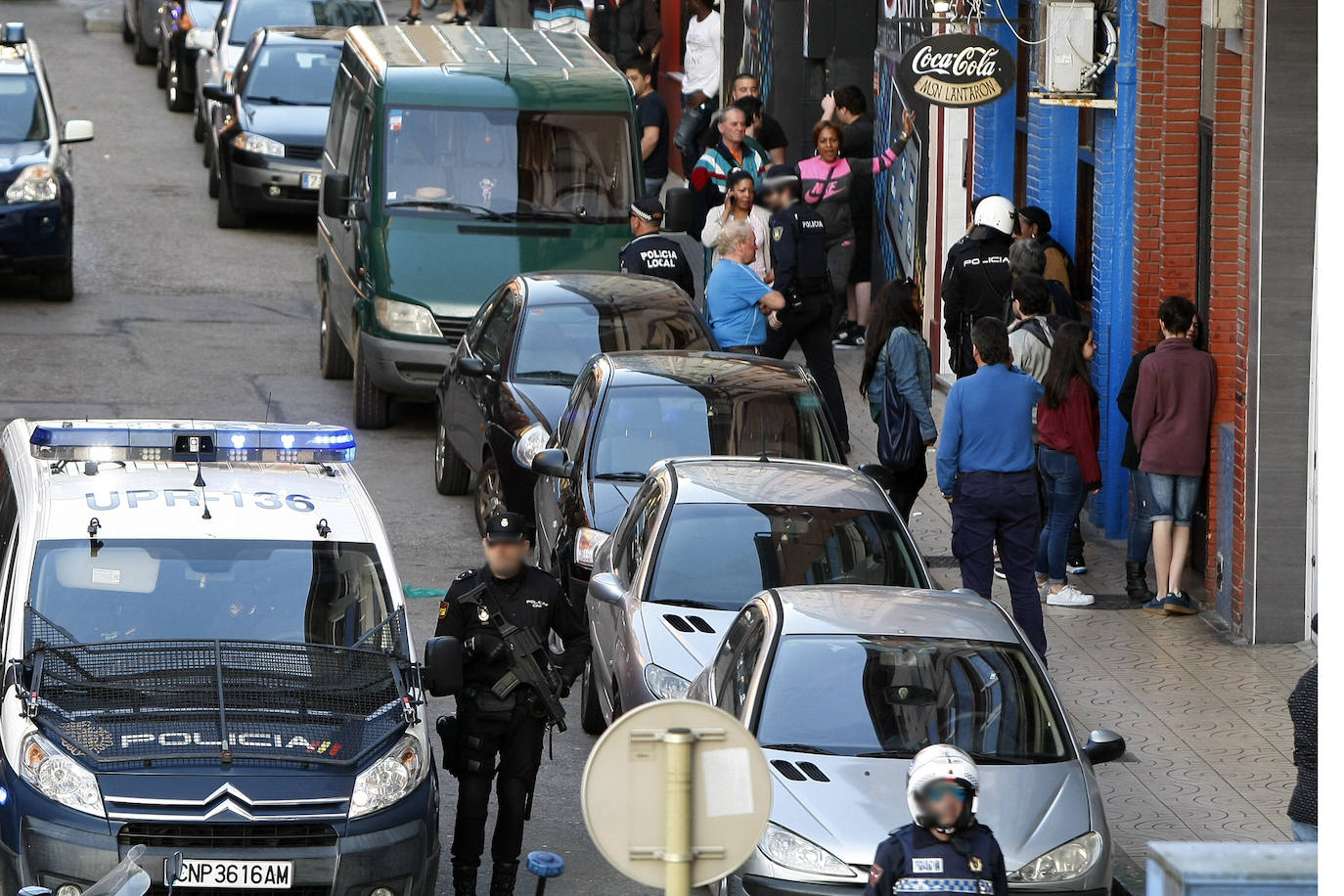 Imágenes de intervenciones policiales en el barrio de La Inmobiliaria (Torrelavega). 