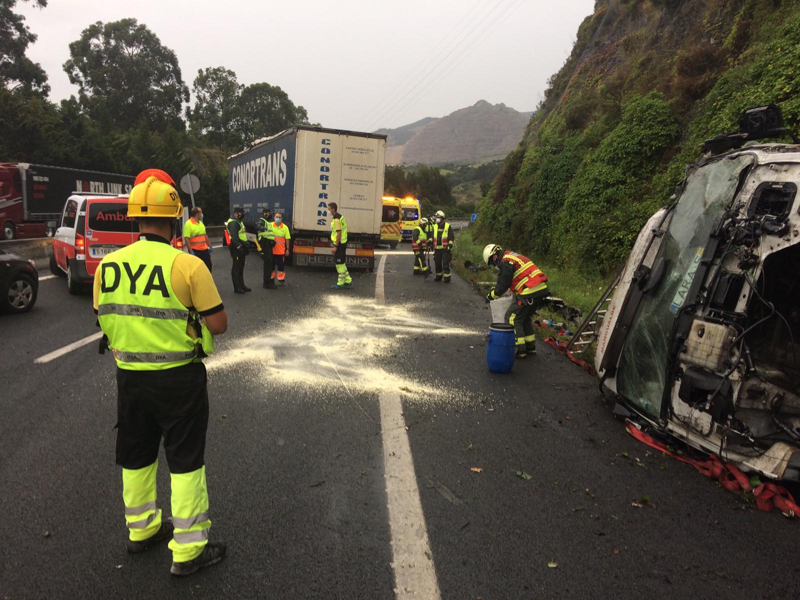 Imagen secundaria 1 - La A-8 en dirección Bilbao recupera la normalidad tras estar cortada casi tres horas por un accidente