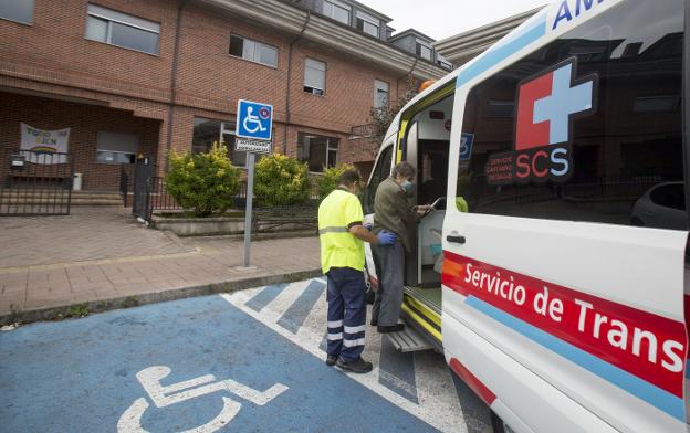 Una ambulancia transporta a una usuaria de la residencia de mayores de Liencres, donde se han detectado diez casos de coronavirus. celedonio