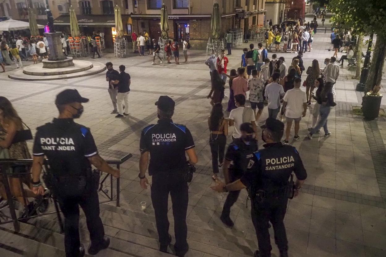 Efectivos de la Policía Local de Santander vigilan el ocio nocturno de la plaza Cañadío, en una imagen tomada este verano. 