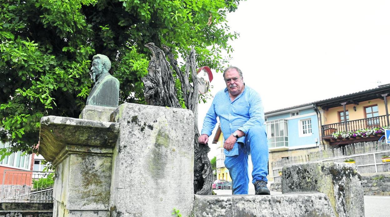 El presidente de la Asociación Sociocultural Polanco, Tino Barrero, posa junto al busto de Pereda y la 'cagigona'.