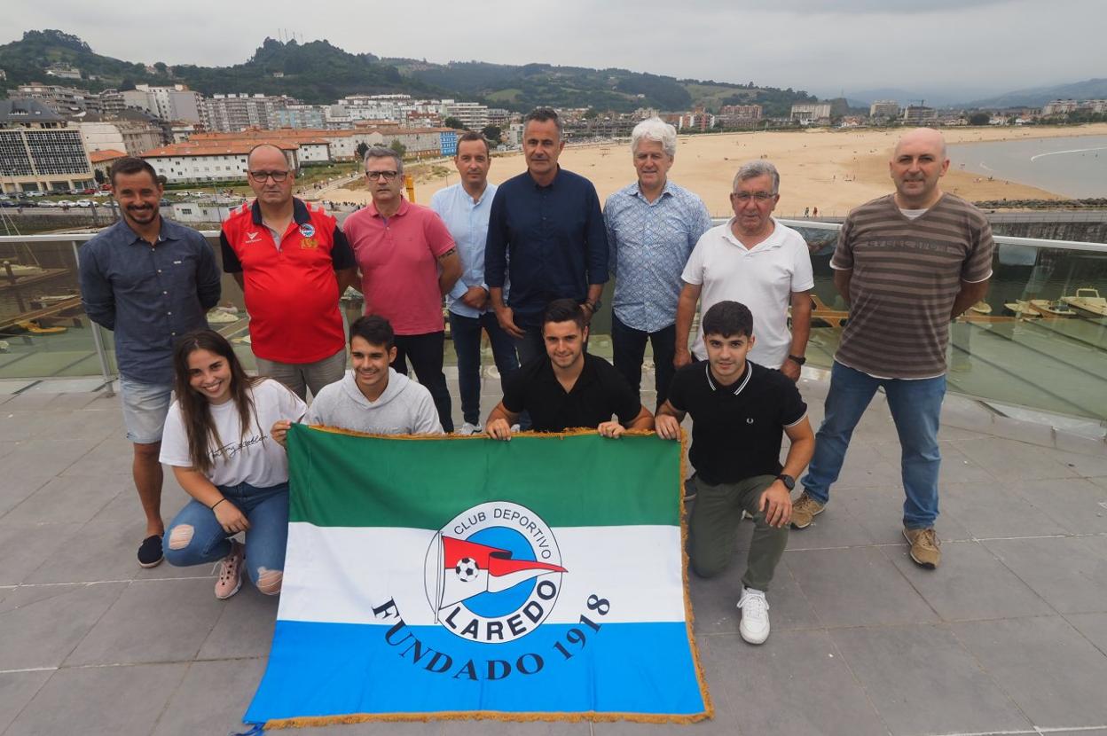 El nuevo cuerpo técnico del Laredo, su delegado de campo, masajista y dos utilleros del equipo posan en el Puerto Deportivo de la villa. 