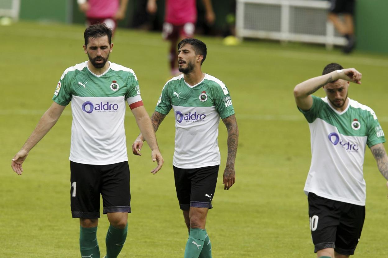 Jordi Figueras, Nico Hidalgo y Manu Hernando, durante el partido ante el Tenerife que se disputó en los Campos de Sport de El Sardinero. 