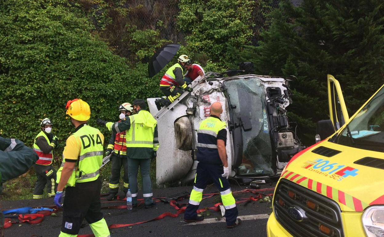 Los bomberos de Castro han tenido que sacar al conductor de la cabina, que había quedado volcada.