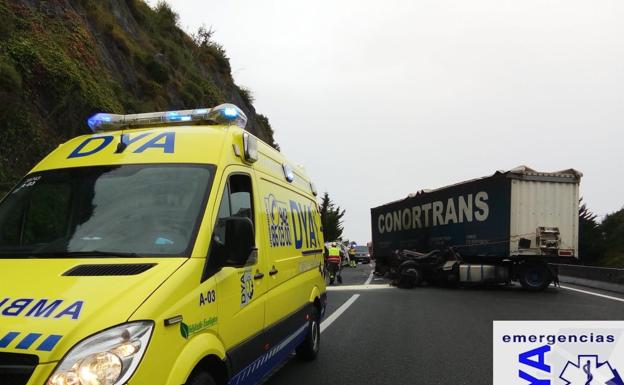 Imagen principal - La A-8 en dirección Bilbao recupera la normalidad tras estar cortada casi tres horas por un accidente