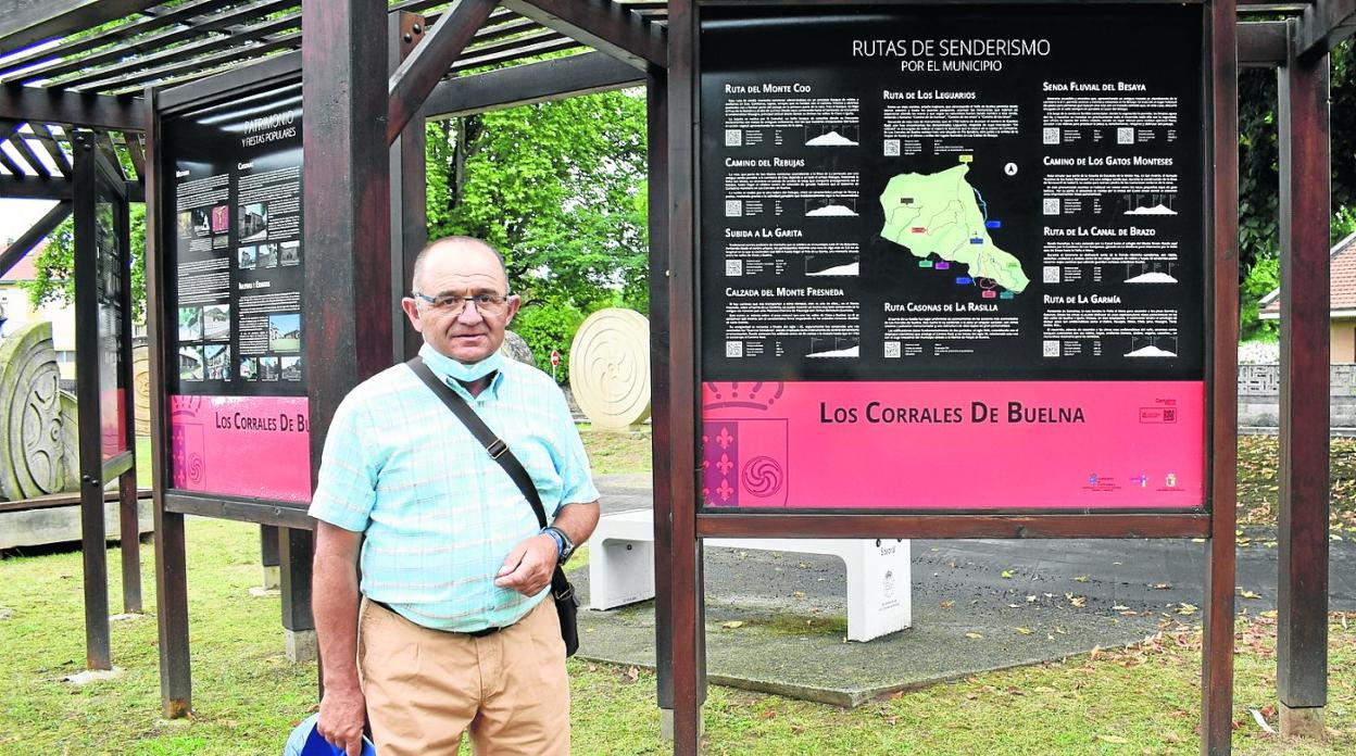 Ignacio Mantecón, junto a uno de los paneles sobre rutas naturales de Los Corrales. 