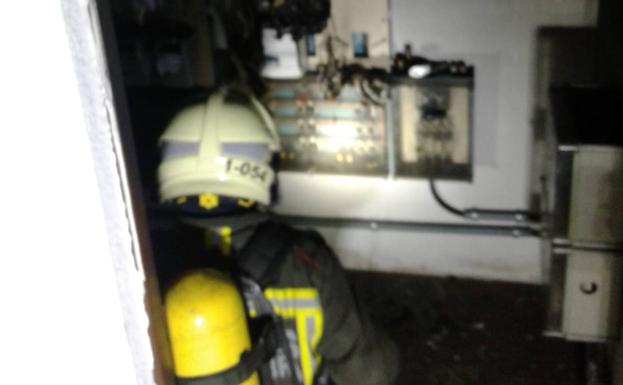 Un incendio en los contadores obliga a desalojar en plena noche un edificio en Argoños