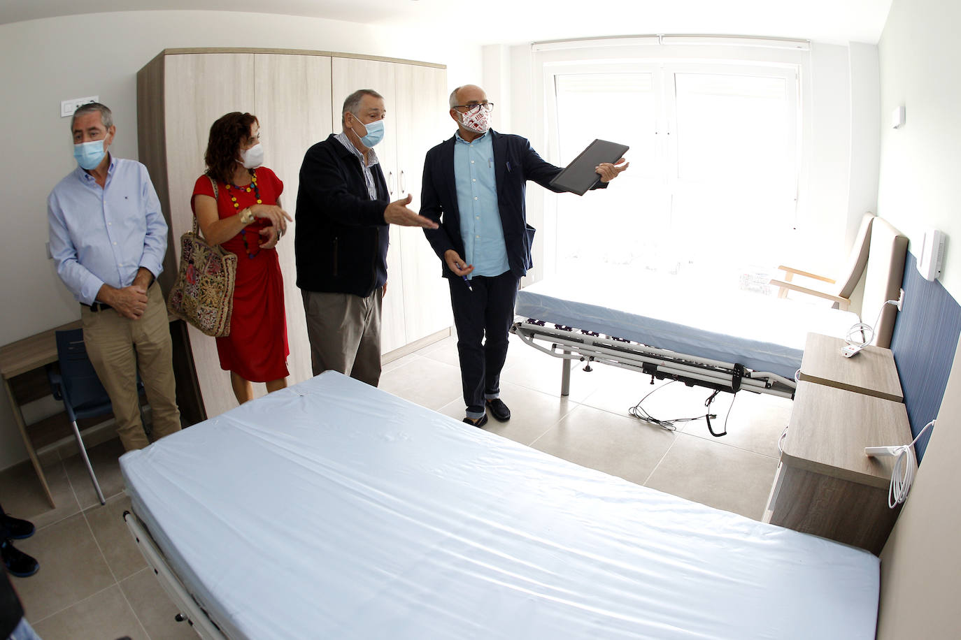 El consejero de Sanidad, Miguel Rodríguez, ha visitado la nueva residencia de mayores de Suances junto a la consejera de Políticas Sociales, Ana Belén Álvarez. Este centro, gestionado por Mensajeros de la Paz, se convertirá en la única residencia Covid-19 en la comunidad.