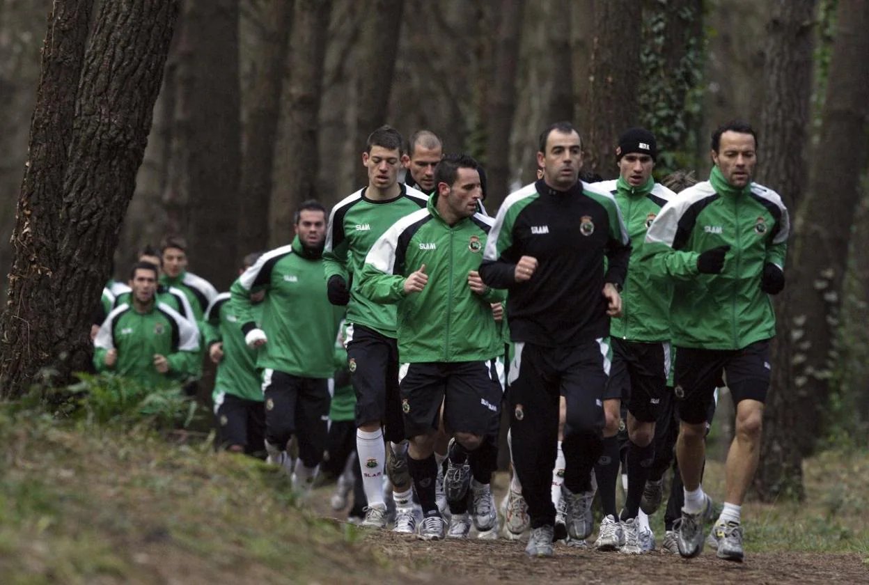 Manuel Ruiz Cueli, al frente de un entrenamiento en Liencres. 