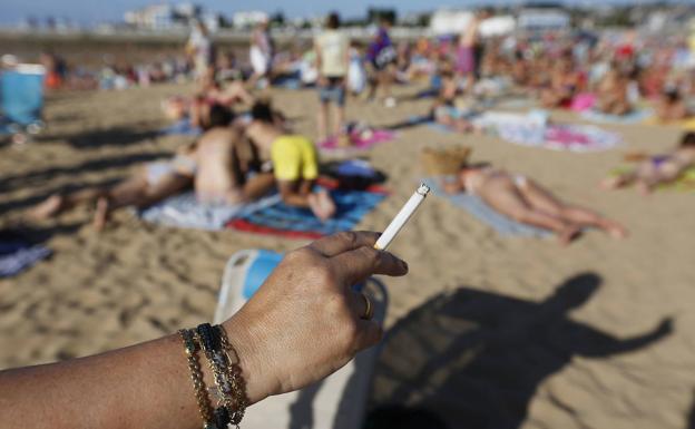 Cantabria estudia prohibir fumar en la calle como en Galicia