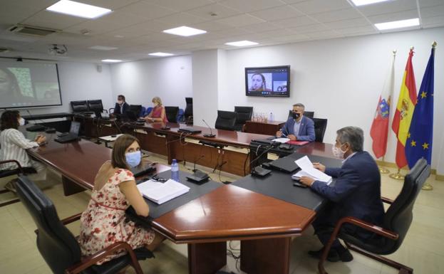 Pablo Zuloaga, Paula Fernández, Francisco Martín, Marina Lombó y Miguel ÁngelRevilla, ayer, en la primera reunión sobre los proyectos para captar fondos europeos.