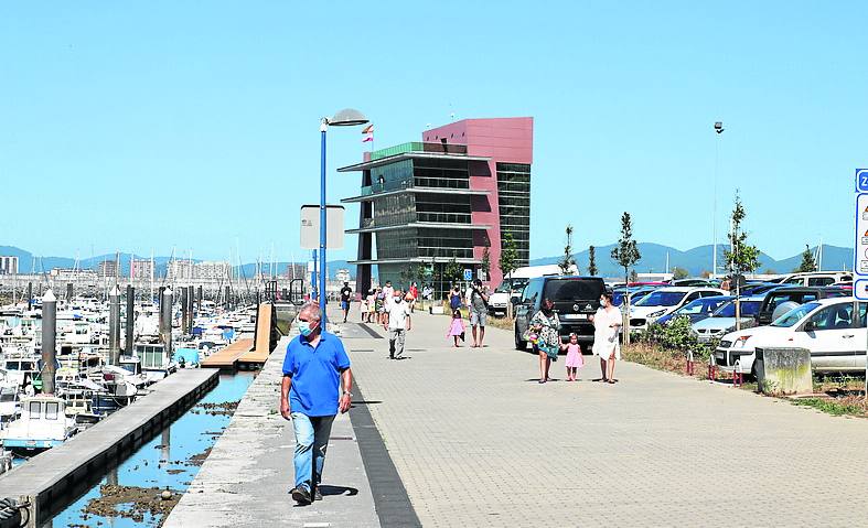 El puerto deportivo es otro de los atractivos de la villa pejina. 