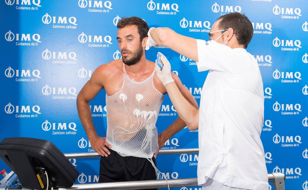 El jugador del Athletic Íñigo Lekue, durante el reconocimiento médico previo a la vuelta a los entrenamientos.