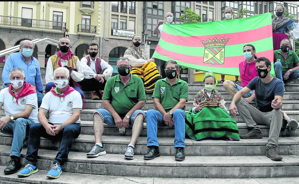 De izquierda a derecha y de arriba a abajo: José Miguel Guerra, José Luis Fernández y Estíbaliz Pérez (con la bandera). En segunda fila, José Luis Olarreaga, Ángel Quintanal, Ricardo Ruiz, Carmen Cerro, José Iturraspe y José Antonio Gómez. En la tercera fila, Enrique Mantecón, Fidel Díaz, Lara García (niña) y Javier Amigo. Y abajo, en la última fila, José Puente y Satur Fernández. 