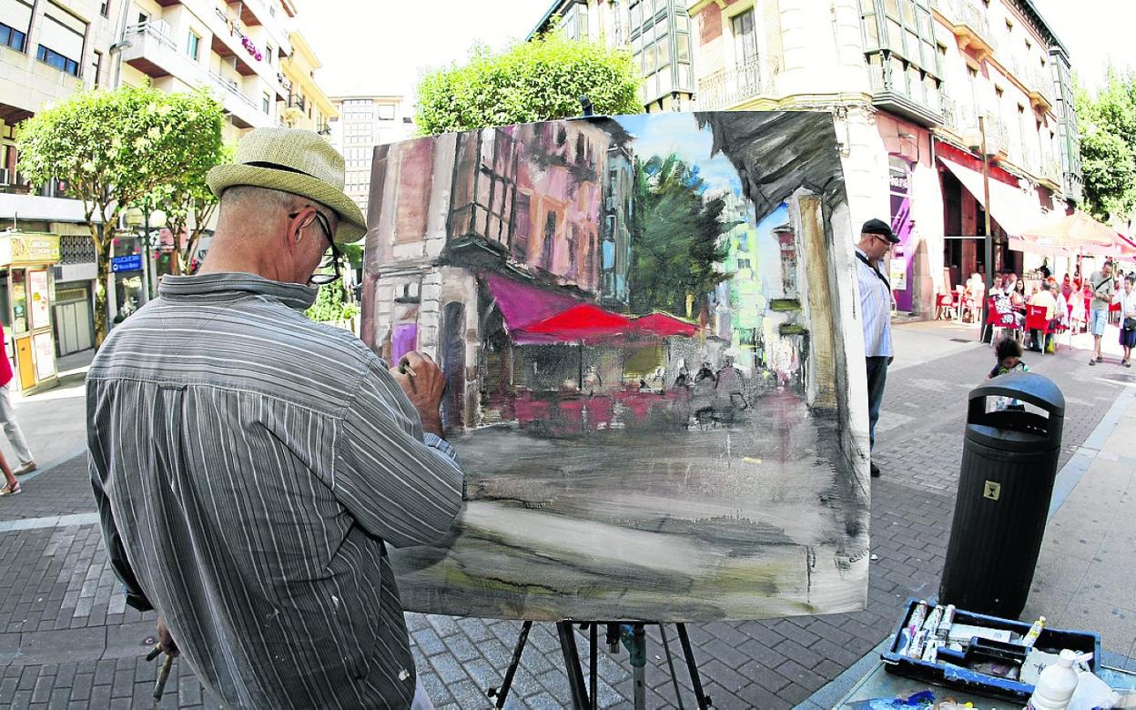 Un participante en el veterano concurso pinta un rincón de la calle Mártires