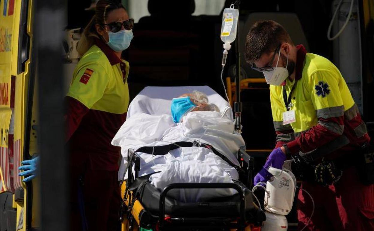 Sanitarios madrileños trasladan a un paciente al Hospital 12 de Octubre.