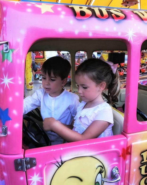 Mis nietos disfrutando de los carruseles de la feria.