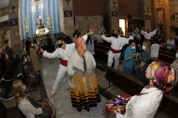 La Agrupación de Danzas Virgen de las Nieves actúa ante La Patrona. 