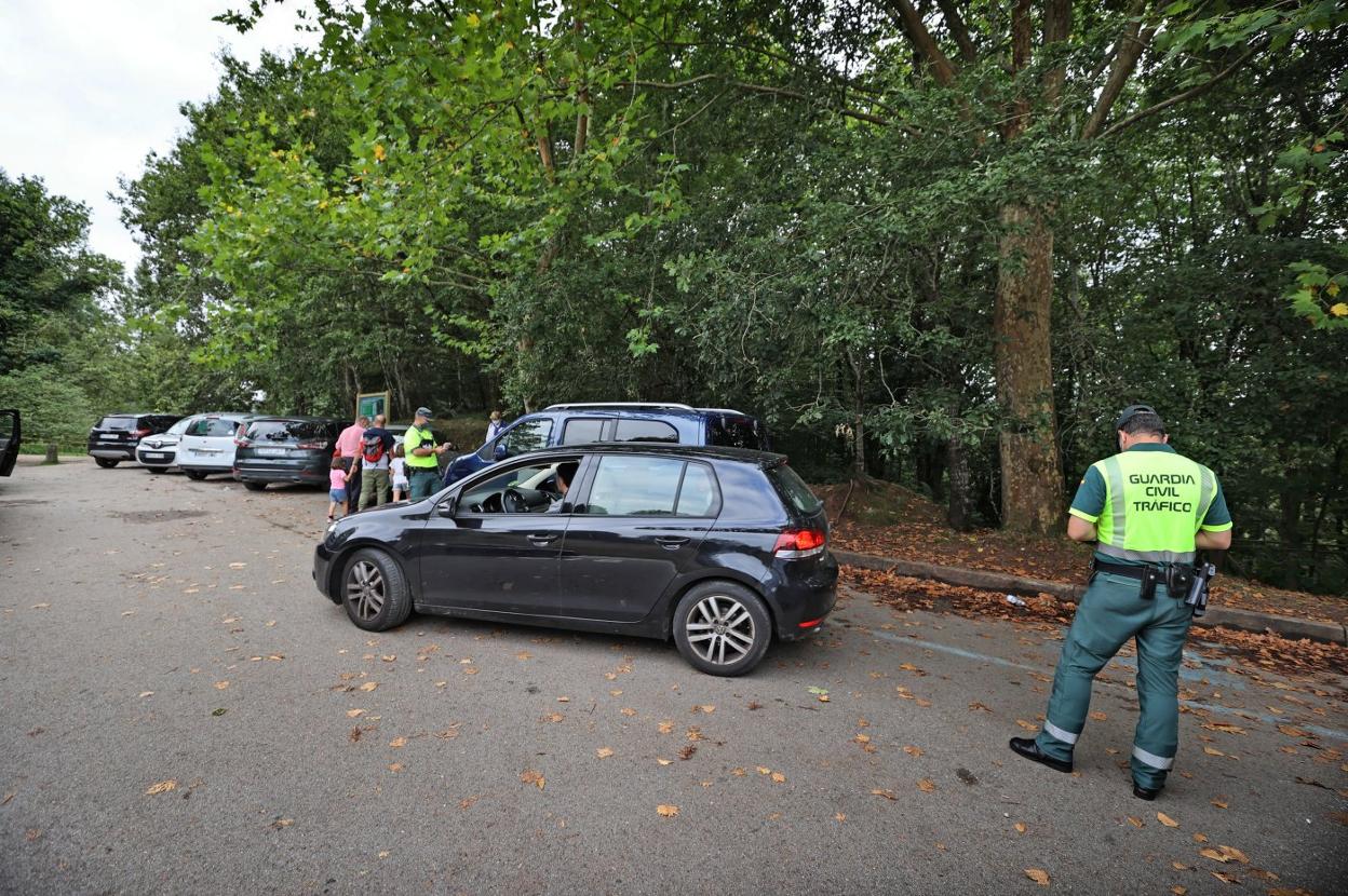 Agentes de la Guardia Civil pusieron esta semana varias multas en la zona próxima al bosque. j. rosendo