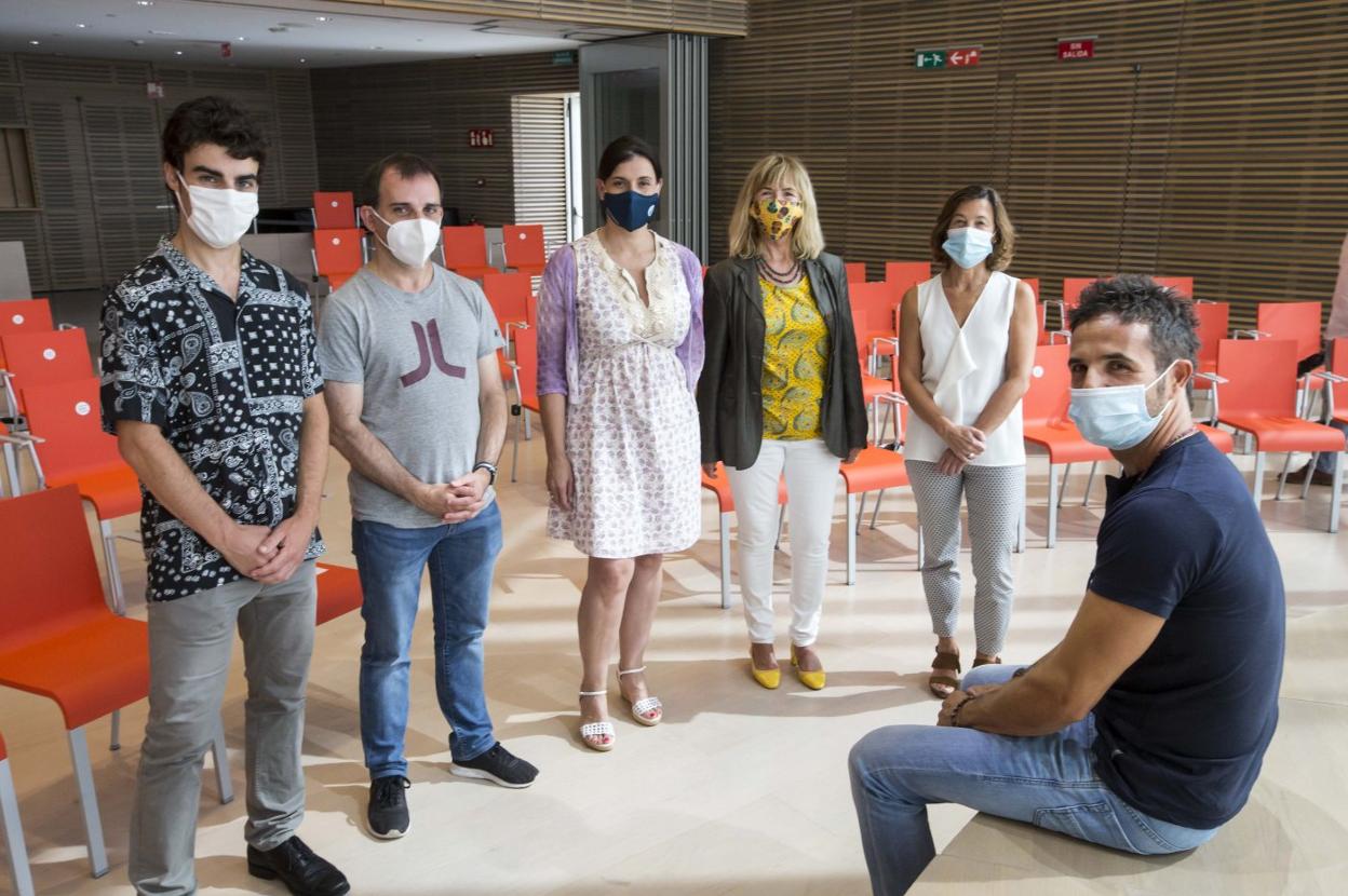 Isaías Rojo, Luis López de Arroyabe, Gema Igual, María Luisa Sanjuán, María Gómez Quevedo y Juan Saiz presentaron ayer el ciclo. roberto ruiz