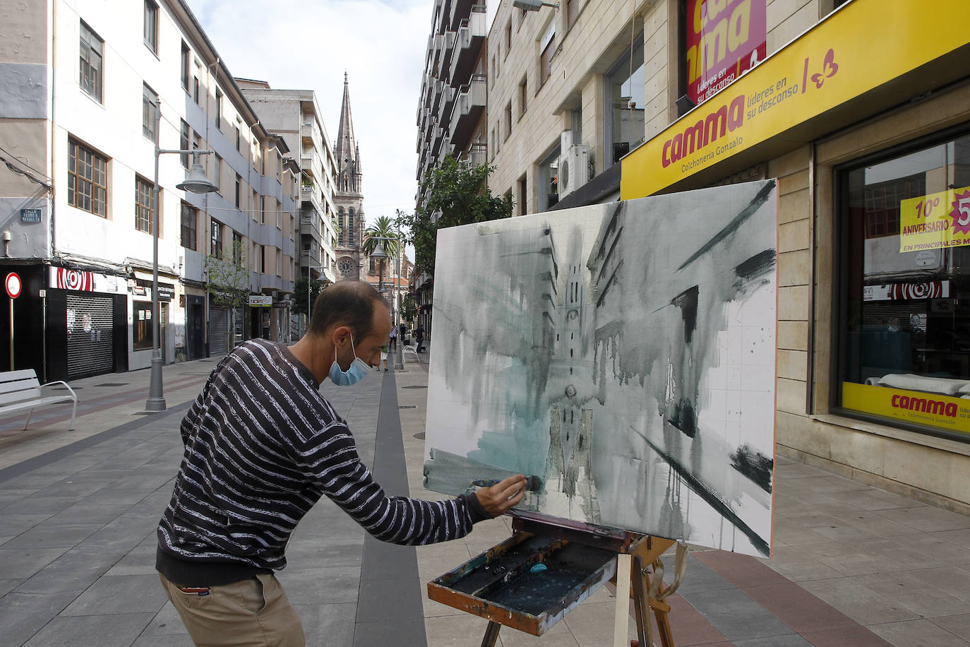 Torrelavega celebra hoy, sábado, la festividad de su patrona, la Virgen Grande, de una manera especial, como el año que nos está tocando vivir. Las fiestas, suspendidas por la pandemia, han sustituido el tradicional bullicio por resignación y una alegría contenida alejada de cualquier aglomeración. La ciudad no está engalanada y apenas un puñado de actos siguen en pie, como el concurso nacional de pintura rápida al aire libre, el reparto de polkas, el concurso de bolos o los conciertos en La Lechera y el Teatro Concha Espina, que tendrán lugar hoy.