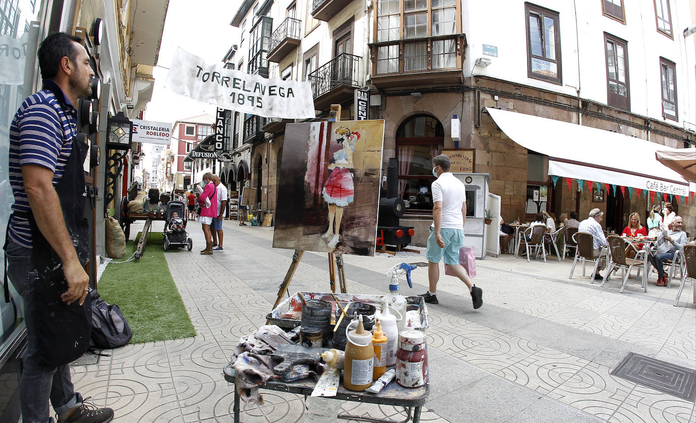 Torrelavega celebra hoy, sábado, la festividad de su patrona, la Virgen Grande, de una manera especial, como el año que nos está tocando vivir. Las fiestas, suspendidas por la pandemia, han sustituido el tradicional bullicio por resignación y una alegría contenida alejada de cualquier aglomeración. La ciudad no está engalanada y apenas un puñado de actos siguen en pie, como el concurso nacional de pintura rápida al aire libre, el reparto de polkas, el concurso de bolos o los conciertos en La Lechera y el Teatro Concha Espina, que tendrán lugar hoy.