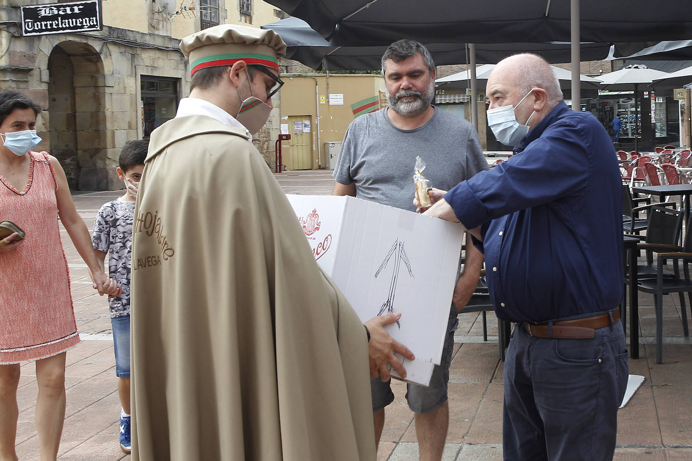 Torrelavega celebra hoy, sábado, la festividad de su patrona, la Virgen Grande, de una manera especial, como el año que nos está tocando vivir. Las fiestas, suspendidas por la pandemia, han sustituido el tradicional bullicio por resignación y una alegría contenida alejada de cualquier aglomeración. La ciudad no está engalanada y apenas un puñado de actos siguen en pie, como el concurso nacional de pintura rápida al aire libre, el reparto de polkas, el concurso de bolos o los conciertos en La Lechera y el Teatro Concha Espina, que tendrán lugar hoy.