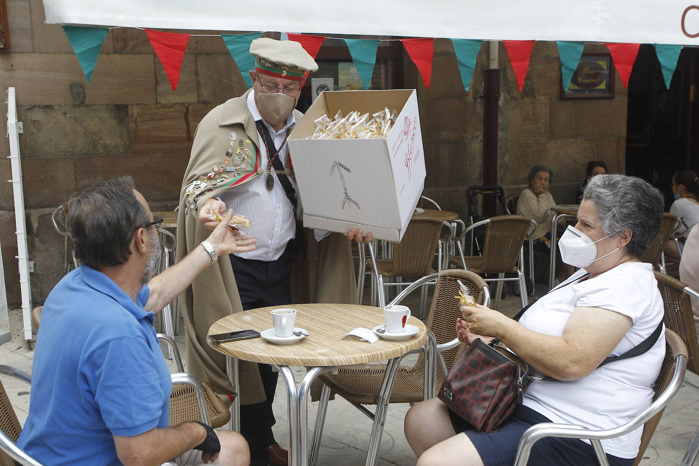 Torrelavega celebra hoy, sábado, la festividad de su patrona, la Virgen Grande, de una manera especial, como el año que nos está tocando vivir. Las fiestas, suspendidas por la pandemia, han sustituido el tradicional bullicio por resignación y una alegría contenida alejada de cualquier aglomeración. La ciudad no está engalanada y apenas un puñado de actos siguen en pie, como el concurso nacional de pintura rápida al aire libre, el reparto de polkas, el concurso de bolos o los conciertos en La Lechera y el Teatro Concha Espina, que tendrán lugar hoy.