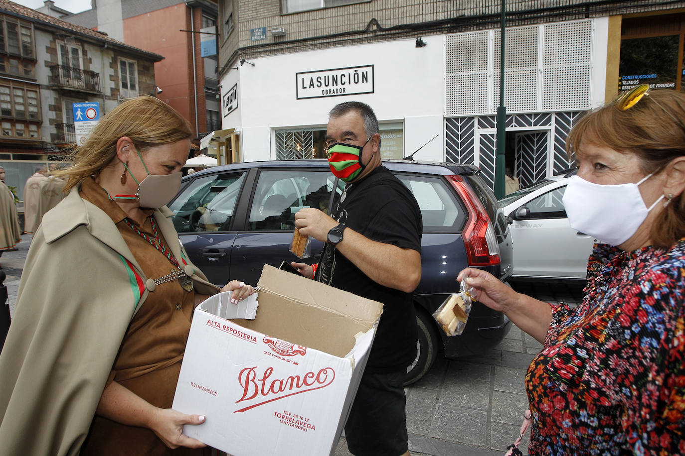 Torrelavega celebra hoy, sábado, la festividad de su patrona, la Virgen Grande, de una manera especial, como el año que nos está tocando vivir. Las fiestas, suspendidas por la pandemia, han sustituido el tradicional bullicio por resignación y una alegría contenida alejada de cualquier aglomeración. La ciudad no está engalanada y apenas un puñado de actos siguen en pie, como el concurso nacional de pintura rápida al aire libre, el reparto de polkas, el concurso de bolos o los conciertos en La Lechera y el Teatro Concha Espina, que tendrán lugar hoy.